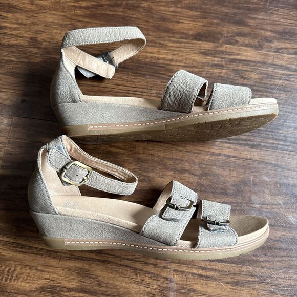 Dansko Women’s Sandals US 8.5 EU 39 Leather Griege Taupe Buckle Wedge Soft EUC - Picture 2 of 7